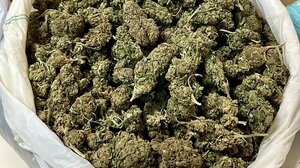 Κατέληξαν με χειροπέδες για τις καβάτζες χασίς - Ο ένας ανήλικος