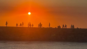Ένα ηλιοβασίλεμα καμβάς στο λιμανάκι του Σισίου