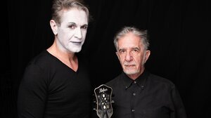 Ο Αιμίλιος Χειλάκης είναι ξανά «ΜΟΝΟΣ ΜΕ ΤΟΝ ΑΜΛΕΤ» - Περιοδεία στην Κρήτη