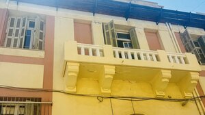 Δέκα χρόνια απλήρωτη η Ράνια, μάς κουνάει το... μαντήλι