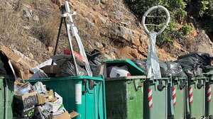 Απομεινάρια από στεφάνια κηδείας στους "ξεχειλισμένους" κάδους, στο τουριστικό θέρετρο!