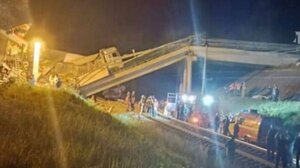 Κατέρρευσε γέφυρα με αυτοκίνητα και τρένο στη Ρωσία – Φόβοι για πολλά θύματα