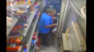 Ληστές μπουκάρουν με την απειλή όπλου σε περίπτερο στην Ηλιούπολη - Δείτε βίντεο