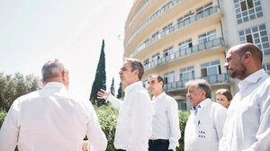 Επίσκεψη Μητσοτάκη στο ανακαινισμένο ΚΑΤ - Η ατάκα γιατρού που επέστρεψε από την Αγγλία