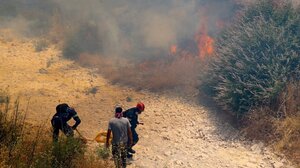 Ανεξέλεκτα τα τρία πύρινα μέτωπα στη Χίο - Προβλήματα με το ρεύμα σε αρκετές περιοχές