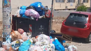 Ξεχείλισαν οι κάδοι έξω από Δημοτικό Σχολείο