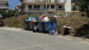 Γεμάτοι οι κάδοι, πέταξαν κι έξω σκουπίδια...