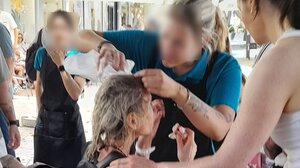 Γλίστρησε και έπεσε μέσα στα Λιοντάρια - φωτογραφία