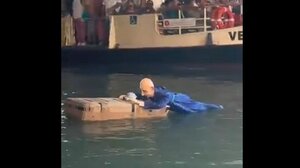 Έντονες διμαρτυρίες στη Βενετία για το γάμου του Τζεφ Μπέζος - Ρίχνουν ομοιώματά του στα κανάλια