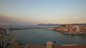 Στο λιμάνι των Χανίων ο καπνός από τη φωτιά που κατακαίει τη Χίο!