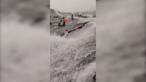 Όταν το βουνό γίνεται καταρράκτης: Χείμαρρος αιφνιδίασε ορειβάτες σε βουνό της Μαλαισίας