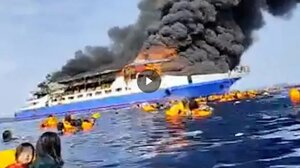 Επιβάτες πηδούν από φλεγόμενο πλοίο στη θάλασσα - Τουλάχιστον 5 νεκροί - Δείτε βίντεο 