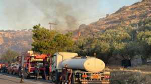 Πύρινη κόλαση στην Ιεράπετρα: έρχονται επιπλέον ελικόπτερα και ένα καναντέρ