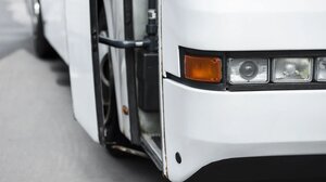 Αντιδράσεις και από τους ξεναγούς για τη μετακίνηση της θέσης στάσης τουριστικών λεωφορείων