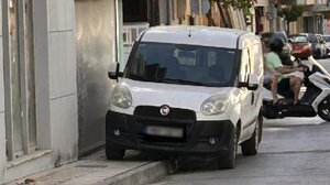 Παράνομη στάθμευση πάνω στο πεζοδρόμιο