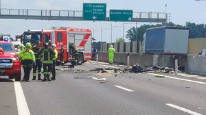 Ιταλία: Αεροσκάφος συνετρίβη σε αυτοκινητόδρομο - Νεκροί οι δυο επιβαίνοντες    