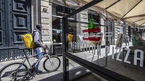 Ιταλία: Σάλος με μπόνους σε διανομείς τροφίμων που εργάζονται με υψηλές θερμοκρασίες