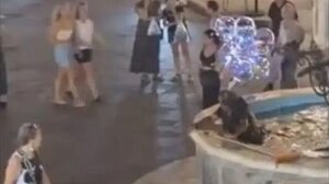 Σάλος με περιστατικό στη Ρόδο: Νεαρός σπρώχνει ηλικιωμένο άστεγο στο συντριβάνι για... πλάκα