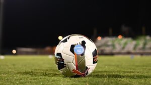 Θεσσαλονίκη: 49χρονος άναψε πυρσό και τραυμάτισε 17χρονο στο μάτι σε αγώνα ομάδων Κ-17