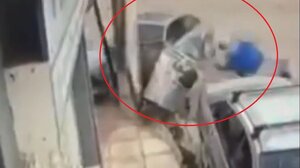 Ιλιον: Η στιγμή της παράσυρσης του 9χρονου και 2 ηλικιωμένων από αυτοκίνητο - video