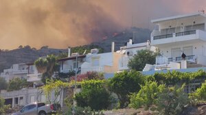 Μεγάλη πυρκαγιά κοντά στα Αχλιά Ιεράπετρας, μήνυμα από το 112 - Βίντεο και φωτογραφίες