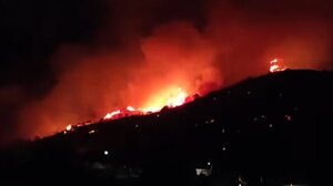 Φωτιά στα Μεσοχώρια Ευβοίας: Κοντά σε σπίτια οι φλόγες - Μήνυμα του 112 για εκκένωση των Τσακαίων προς Στύρα