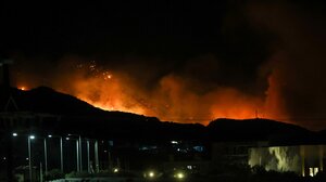 Φωτιά "τέρας" στην Ιεράπετρα - Ανοίγουν δρόμους στο βουνό για να μην "κατέβει" η φωτιά στην παραλία!