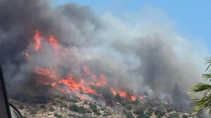 Φωτιά στο Κορωπί - Μήνυμα του 112, στις αυλές των σπιτιών οι φλόγες