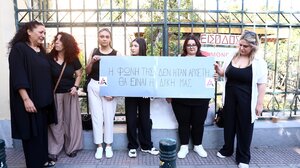 Ένταση στη δίκη για την Κυριακή Γρίβα: εκτοξεύτηκαν μπουκάλια!