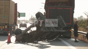 Θεσσαλονίκη: Συρόμενο νταλίκας έπεσε σε ΙΧ στα διόδια των Μαλγάρων