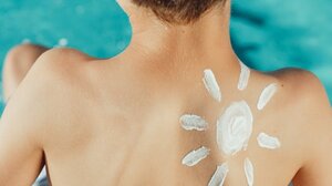 Αρνείται πεισματικά να βάλει αντηλιακό το παιδί; 3 τρόποι για να τα καταφέρετε