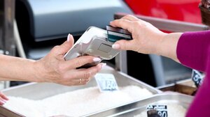 Τρεις συλλήψεις για την κλοπή με την προπληρωμένη κάρτα σε σούπερ μάρκετ