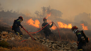 Ιεράπετρα: Συνεχίζεται ο πύρινος εφιάλτης - Νέο μήνυμα από το 112 για εκκένωση οικισμών - Δεκτό το αίτημα για κατάσταση έκτακτης ανάγκης - Βίντεο 