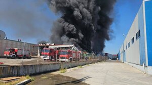 Μαίνεται η φωτιά στο εργοστάσιο πλαστικών στην Αυλίδα - Έκτακτα μέτρα για τους καπνούς