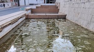 Σε πλήρη εγκατάλειψη το συντριβάνι στην πλατεία Αναλήψεως