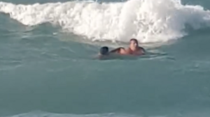 Σερβιτόρος βούτηξε στη θάλασσα κι έσωσε άνδρα που "πάλευε" με τα κύματα