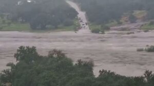 Στο Τέξας ο Τραμπ μετά τις καταστροφικές πλημμύρες των 120 νεκρών