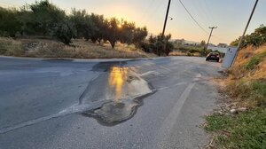 Χάνεται πολύτιμο νερό εδώ και δύο μήνες στο Τσαλικάκι