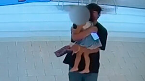  Η στιγμή που άνδρας με σχιζοφρένεια αρπάζει 3χρονο κοριτσάκι από εμπορικό κέντρο - Βίντεο