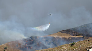 Ισχυρό μελτέμι δυσκολεύει τα μέτωπα πυρκαγιών 