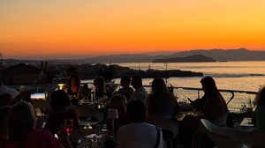  Η Εμμανουέλα Χιωτάκη και ο Γιάννης Γιαννακάκης στο Καφέ Αρχαιολογικού Μουσείου Χανίων 