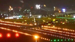  Η συγκλονιστική στιγμή που το φτερό γιγαντιαίου Boeing 747 ακουμπάει στον διάδρομο κατά την προσγείωση – Βίντεο