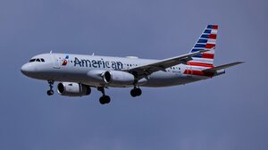 Αναγκαστική προσγείωση αεροσκάφους της American Airlines λόγω φωτιάς σε συσκευή επιβάτη: «Είδαμε κάτι να καίγεται στον διάδρομο»