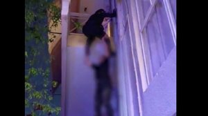 Πειραιάς: Αστυνομικοί σκαρφάλωσαν για να σώσουν 5χρονο από μπαλκόνι - Ήταν μόνο του στο σπίτι