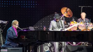 Ο Έλτον Τζον ήταν η πηγή έμπνευσης έργου τέχνης του κωμικού Μπίλι Κόνολι