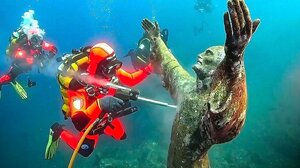 Εντυπωσιακή επιχείρηση για τη συντήρησης του υποθαλάσσιου "Χριστού της Αβύσσου" - Βίντεο