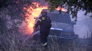 Συλλήψεις για τις φωτιές σε Συχαινά, Γηροκομειό: Στον εισαγγελέα τρεις νεαροί