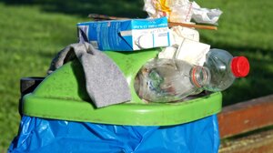 Μια βδομάδα πέρασε και ακόμα να φανούν απορριμματοφόρα στις Βούτες!