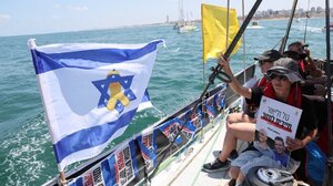 «Κρατηθείτε!»: Οικογένειες ομήρων φωνάζουν στους αγαπημένους τους από τη θάλασσα της Γάζας