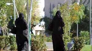 Απίστευτο περιστατικό στη Μύκονο: Καλόγριες εμφανίστηκαν στο super paradise